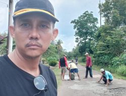 Lurah Panaragan Jaya Gotong Royong Perbaiki Jalan Bersama Warga