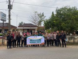 Polsek Tumijajar dan Bhayangkari Berbagi Takjil di depan Mako,Tebar Kepedulian di Bulan Ramadhan