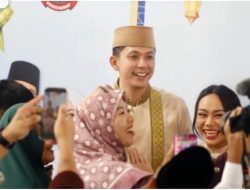Tanpa Sekat di Hari Raya, Egi-Zita Salami Warga Satu per Satu di Lamban Rakyat