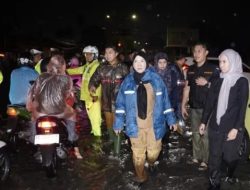 Malam Hari Hujan Deras, Bunda Eva Dwiana Walikota Bandar Lampung Gerak Cepat Normalisasi Sungai dan Gorong-Gorong.