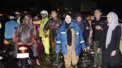 Malam Hari Hujan Deras, Bunda Eva Dwiana Walikota Bandar Lampung Gerak Cepat Normalisasi Sungai dan Gorong-Gorong.