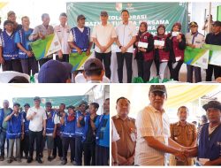 Bupati Tulang Bawang Barat Serahkan Tali Asih dan Kartu Ketenagakerjaan bagi Petugas Pasar Daerah