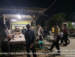Kapolsek Tulang Bawang Tengah Perkuat Keamanan Lingkungan, Patroli Sambang Pos Ronda dan Berikan Pesan Kamtibmas