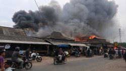 Empat Armada dan 22 Personel Damkar Tubaba Diterjunkan Padamkan Kebakaran Pasar Mulya Kencana‎
