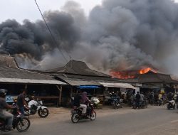 Empat Armada dan 22 Personel Damkar Tubaba Diterjunkan Padamkan Kebakaran Pasar Mulya Kencana‎
