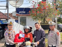 Jelang Hari Bhayangkara ke-80, Polres Tulang Bawang Barat Tebar Kepedulian ! Puluhan Sopir Truck, Ojek Online dan Warga membutuhkan Terima Bansos Berupa Bingkisan